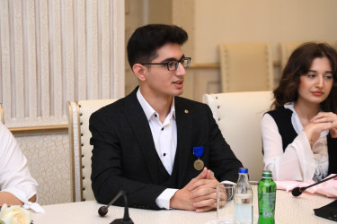 Gəncədə yüksək bal toplayan məzunlarla görüş keçirilib