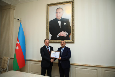 Niyazi Bayramov Hacı Tahir Abbasovu və Qoşqar Məmmədovu təbrik edib