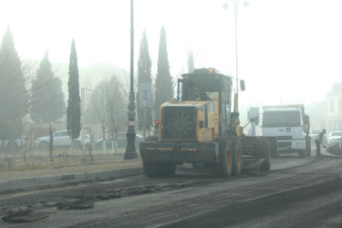 Niyazi Bayramov Gəncənin müxtəlif ərazilərində aparılan asfaltlanma işləri ilə yerində tanış olub