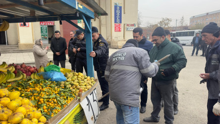 Gəncədə qanunsuz küçə ticarətinə qarşı aparılan reydlər bu gün də davam edib