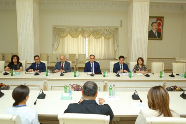 Niyazi Bayramov bu il məzun olan şəhid ailəsi üzvləri ilə görüşüb