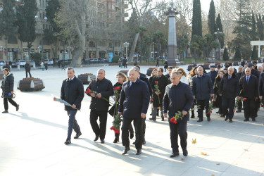 Gəncədə Ulu Öndər Heydər Əliyevin anım günü dərin ehtiramla yad edilib