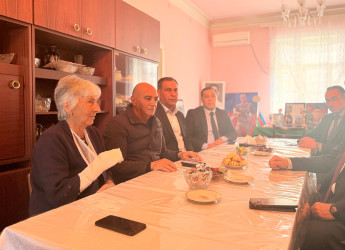 Niyazi Bayramov şəhid anası Rəfiqə Süleymanovanı ziyarət edib