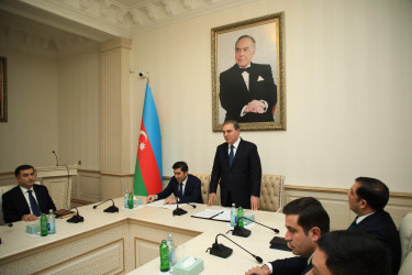 Niyazi Bayramov təqaüdə çıxan şəxsləri təltif edib