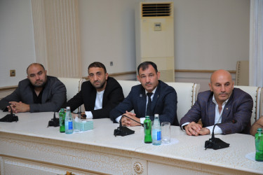 Niyazi Bayramov müxtəlif idman növləri üzrə yüksək nəticələr göstərən idmançılarla görüşüb