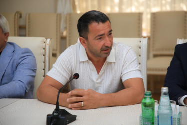 Niyazi Bayramov müxtəlif idman növləri üzrə yüksək nəticələr göstərən idmançılarla görüşüb
