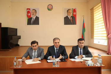 Niyazi Bayramov V.Veysəlov adına 30 nömrəli tam orta məktəbdə sakinlərlə görüşüb