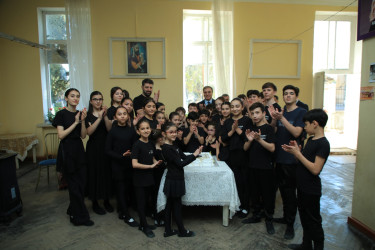 Niyazi Bayramov “Xəmsə” Uşaq Rəqs Ansamblı ilə görüşüb