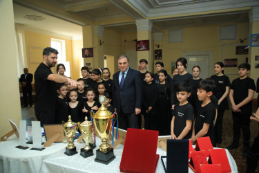 Niyazi Bayramov “Xəmsə” Uşaq Rəqs Ansamblı ilə görüşüb