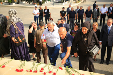 Niyazi Bayramov şəhid ailələri ilə görüşüb