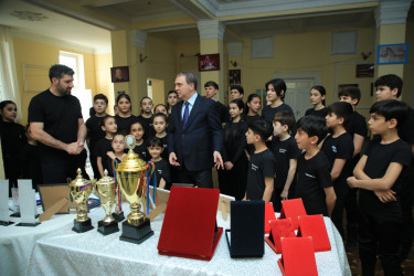 Niyazi Bayramov “Xəmsə” Uşaq Rəqs Ansamblı ilə görüşüb