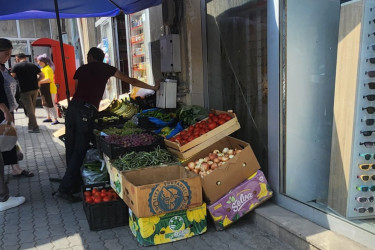 Gəncədə pərakəndə ticarət hallarının geniş yayıldığı ərazilərdə reydlər davam etdirilir