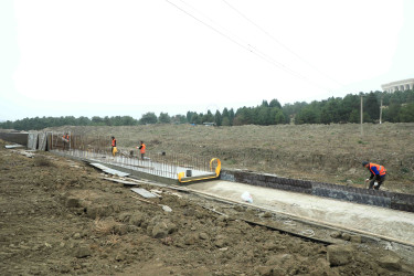 Gəncə şəhərinin Heydər Əliyev Park-Kompleksindəki süni göl bərpa edilir