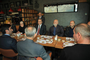 Niyazi Bayramov şəhid ailələri ilə birgə “44” filmini izləyib