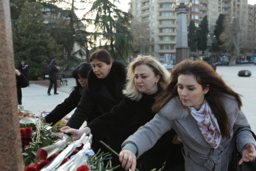 Gəncədə Ulu Öndər Heydər Əliyevin anım günü dərin ehtiramla yad edilib