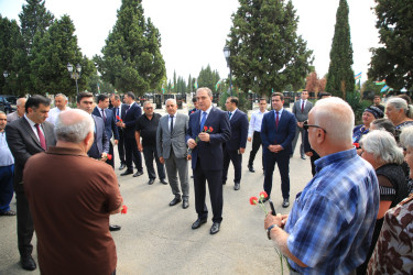 Niyazi Bayramov şəhid ailələri ilə görüşüb