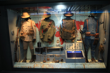 Niyazi Bayramov Çanaqqala Döyüşləri Mobil Muzeyini ziyarət edib