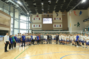 Niyazi Bayramov asudə vaxtında yeniyetmə voleybolçuların məşqini izləyib