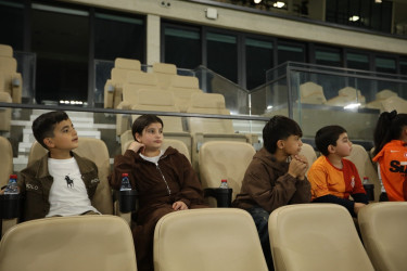 Niyazi Bayramov şəhid övladları ilə birgə “Kəpəz” PFK-nın növbəti oyununu izləyib