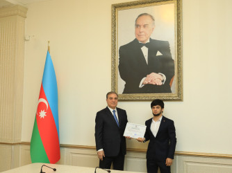 Niyazi Bayramov beynəlxalq yarışlarda fərqlənən idmançılarla görüşüb