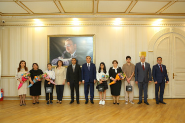 Niyazi Bayramov bu il məzun olan şəhid ailəsi üzvləri ilə görüşüb