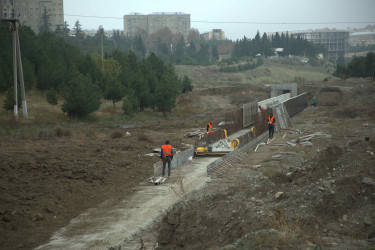 Gəncə şəhərinin Heydər Əliyev Park-Kompleksindəki süni göl bərpa edilir