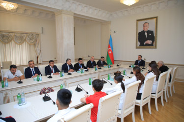 Niyazi Bayramov müxtəlif idman növləri üzrə yüksək nəticələr göstərən idmançılarla görüşüb