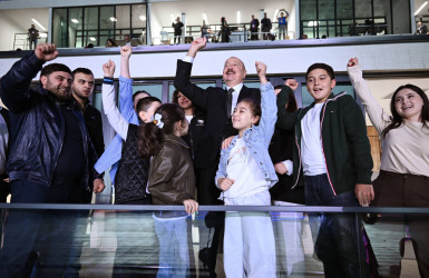 İlham Əliyev və birinci xanım Mehriban Əliyeva Gəncədə keçirilən III MDB Oyunlarının təntənəli açılış mərasimini izləyiblər