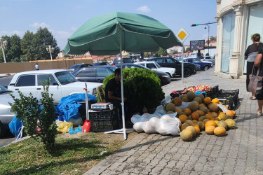 Gəncədə pərakəndə ticarət hallarının geniş yayıldığı ərazilərdə reydlər davam etdirilir