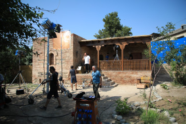 Niyazi Bayramov “Daşlara həkk olunan tale: Əcəmi Naxçıvani” filminin çəkiliş meydançasında olub