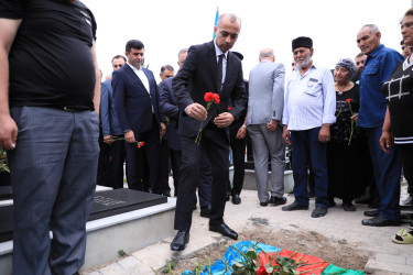 Niyazi Bayramov Laçın rayonunda itkin düşərək həlak olan hərbçinin dəfn mərasimində iştirak edib