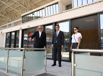 Prezident İlham Əliyev və birinci xanım Mehriban Əliyeva Gəncə şəhər stadionunda tikinti işlərinin gedişi ilə tanış olublar