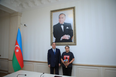 Niyazi Bayramov müxtəlif idman növləri üzrə yüksək nəticələr göstərən idmançılarla görüşüb