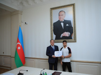 Niyazi Bayramov müxtəlif idman növləri üzrə yüksək nəticələr göstərən idmançılarla görüşüb