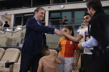 Niyazi Bayramov şəhid övladları ilə birgə “Kəpəz” – “Turan-Tovuz” oyununu izləyib