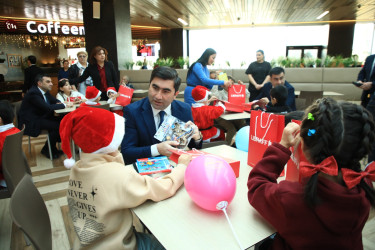 Niyazi Bayramov uşaq evinin sakinlərini bayram münasibətilə təbrik edib