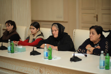 Niyazi Bayramov şəhid ailələrinin müraciətlərini dinləyib