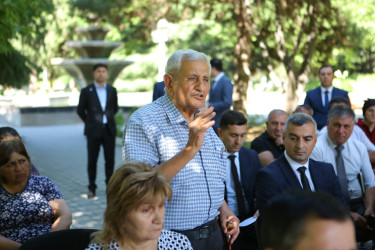 Gəncə Şəhər İcra Hakimiyyətinin başçısı sakinlərlə səyyar görüş keçirib