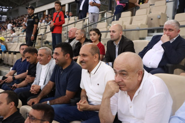 Niyazi Bayramov şəhid övladları ilə birgə “Kəpəz” – “Turan-Tovuz” oyununu izləyib