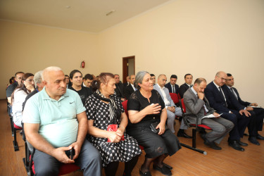 Niyazi Bayramov V.Veysəlov adına 30 nömrəli tam orta məktəbdə sakinlərlə görüşüb