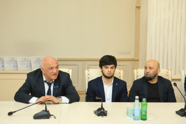Niyazi Bayramov beynəlxalq yarışlarda fərqlənən idmançılarla görüşüb