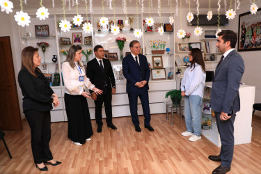 Niyazi Bayramov ali məktəbə qəbul olan uşaq evi sakini ilə görüşüb