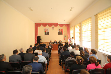 Niyazi Bayramov V.Veysəlov adına 30 nömrəli tam orta məktəbdə sakinlərlə görüşüb