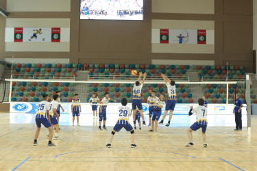 Niyazi Bayramov asudə vaxtında yeniyetmə voleybolçuların məşqini izləyib