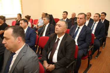 Niyazi Bayramov V.Veysəlov adına 30 nömrəli tam orta məktəbdə sakinlərlə görüşüb