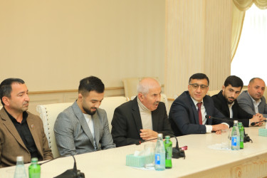 Niyazi Bayramov beynəlxalq yarışlarda fərqlənən idmançılarla görüşüb