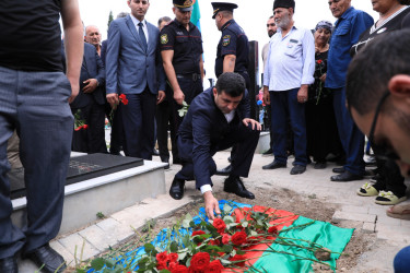 Niyazi Bayramov Laçın rayonunda itkin düşərək həlak olan hərbçinin dəfn mərasimində iştirak edib