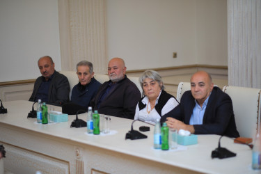 Niyazi Bayramov şəhid ailələrinin müraciətlərini dinləyib