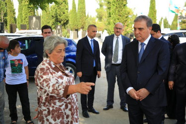 Niyazi Bayramov şəhid ailələri ilə görüşüb