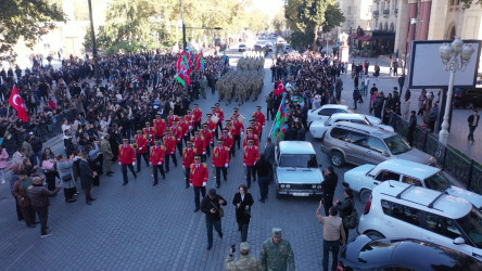 Gəncədə 8 Noyabr – Zəfər Günü münasibətilə hərbi yürüş keçirilib